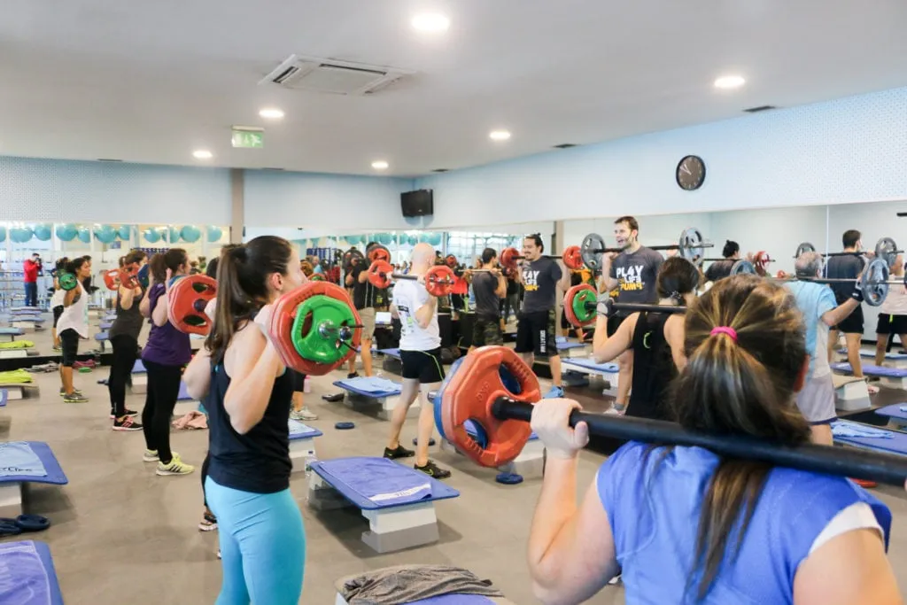 Aula de grupo com barras e discos num estúdio