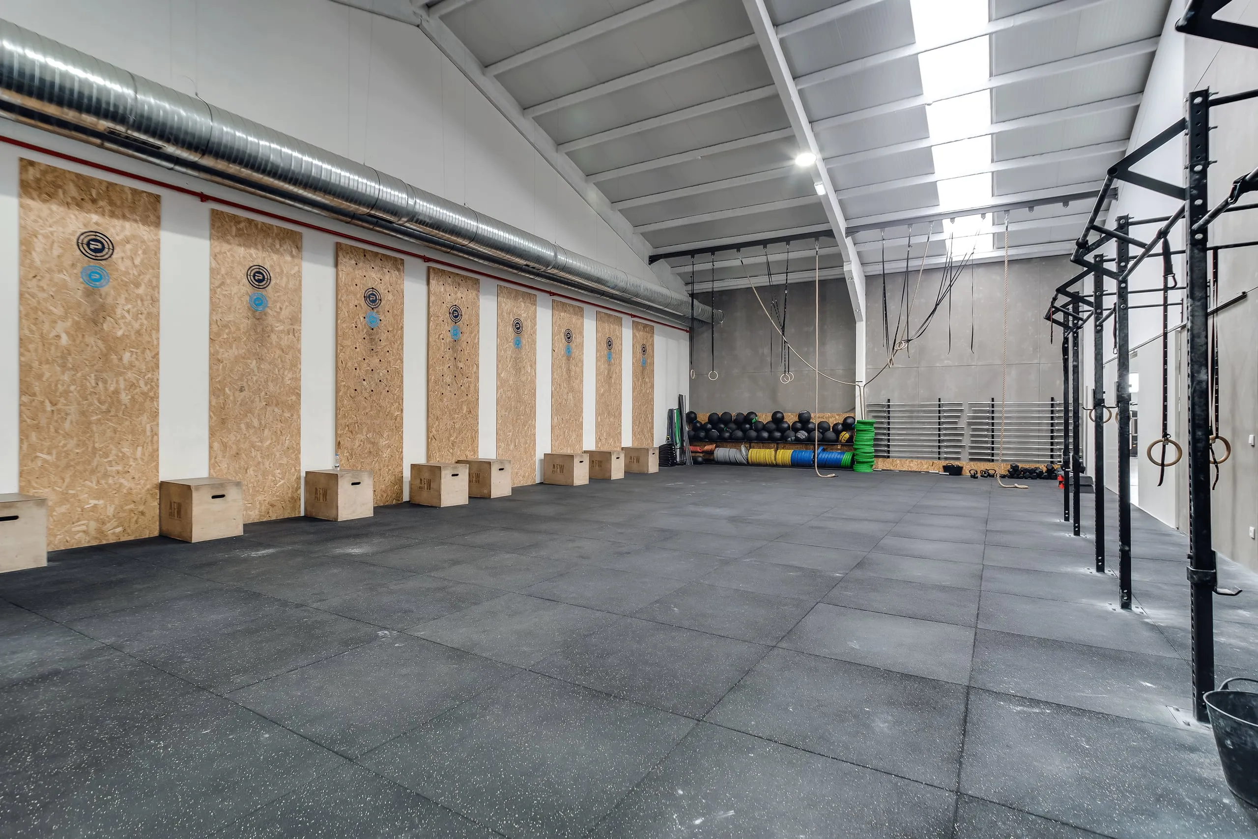 Box de treino funcional com estruturas e caixas de salto