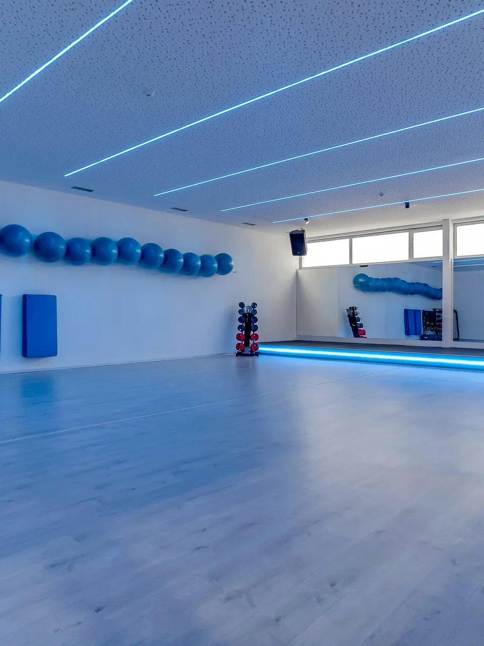 Estúdio de aulas de grupo com iluminação LED azul
