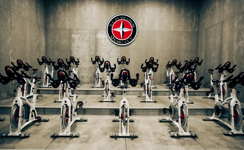 Estúdio de cycling com bicicletas Schwinn alinhadas