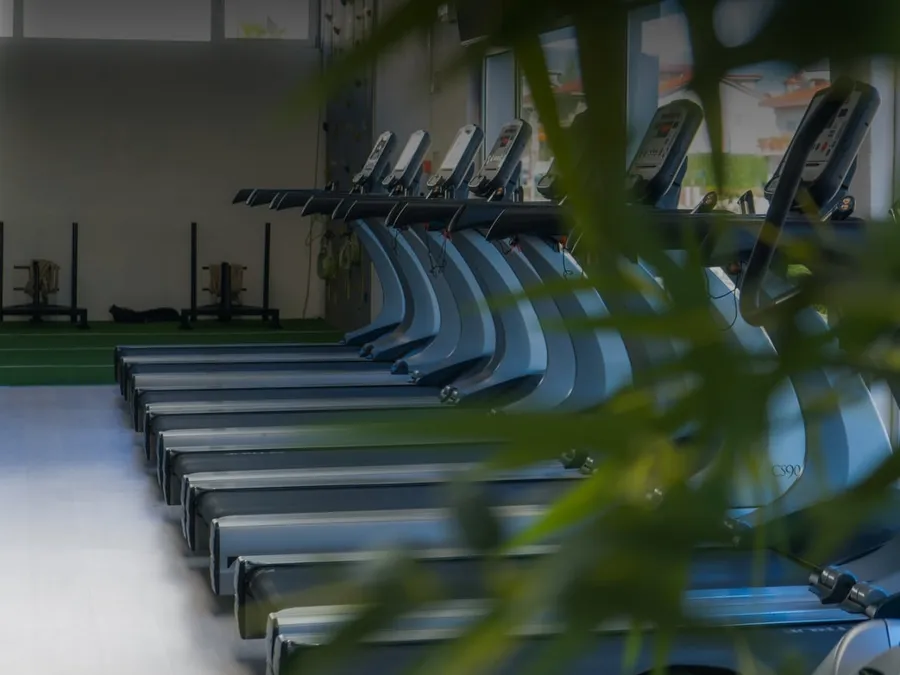 Fila de passadeiras na zona de cardio