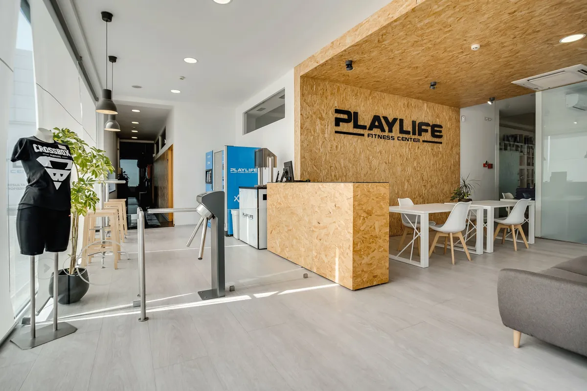 Receção com torniquetes de acesso e logótipo Playlife